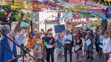 Ajijic “No tyrants, no kings” rally drew up to 300