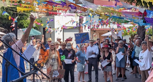 Ajijic “No tyrants, no kings” rally drew up to 300
