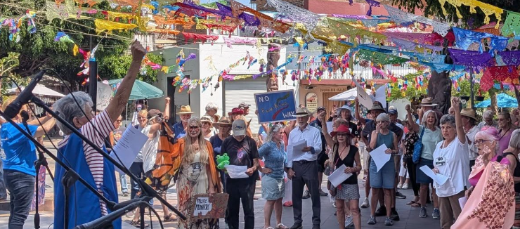 Ajijic “No tyrants, no kings” rally drew up to 300
