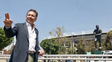 Monumental Pelé sculpture unveiled in front of Jalisco Stadium