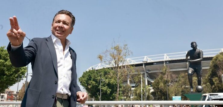 Monumental Pelé sculpture unveiled in front of Jalisco Stadium
