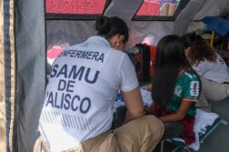 A fan receives medical attention from SAMU staff.