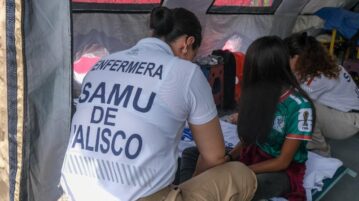 A fan receives medical attention from SAMU staff.