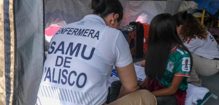 A fan receives medical attention from SAMU staff.