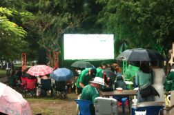 People with umbrellas at the start of the Mexico vs. Czech match in Ajijic. Photo: Sofía Medeles.