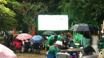 People with umbrellas at the start of the Mexico vs. Czech match in Ajijic. Photo: Sofía Medeles.