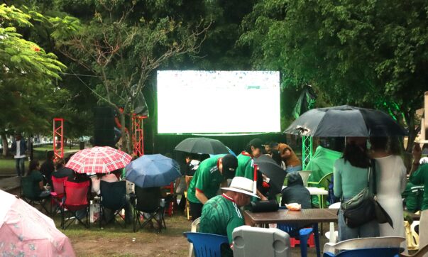 People with umbrellas at the start of the Mexico vs. Czech match in Ajijic. Photo: Sofía Medeles.