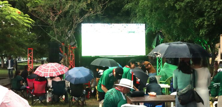 People with umbrellas at the start of the Mexico vs. Czech match in Ajijic. Photo: Sofía Medeles.