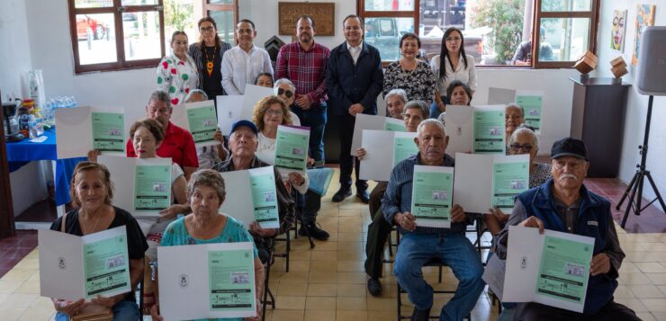 Chapala seniors with their “Hijos Ausentes” in Pico Rivera, California