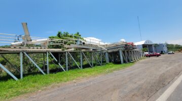 Atotonilquillo pedestrian bridge removed for relocation to school zone