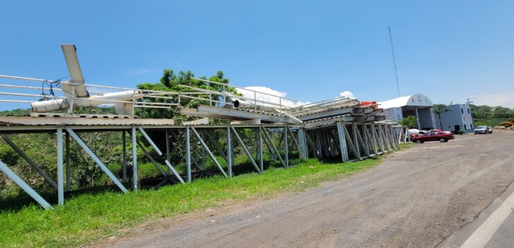 Atotonilquillo pedestrian bridge removed for relocation to school zone