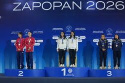 Photo 1: The twins from Jalisco, Mía and Lía Cueva Lobato, on the podium after defeating the Chinese duo of Shan Lin and Yiping Long.