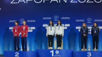 Photo 1: The twins from Jalisco, Mía and Lía Cueva Lobato, on the podium after defeating the Chinese duo of Shan Lin and Yiping Long.