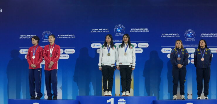 Photo 1: The twins from Jalisco, Mía and Lía Cueva Lobato, on the podium after defeating the Chinese duo of Shan Lin and Yiping Long.