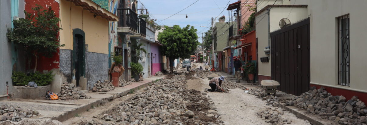 Driving in circles: underground cable work snarls Ajijic traffic <br /> <span style='color:#797979;font-size:15px;font-family: Georgia, Cambria, 'Times New Roman', Times, serif;'>Not enough signs or warnings</span>
